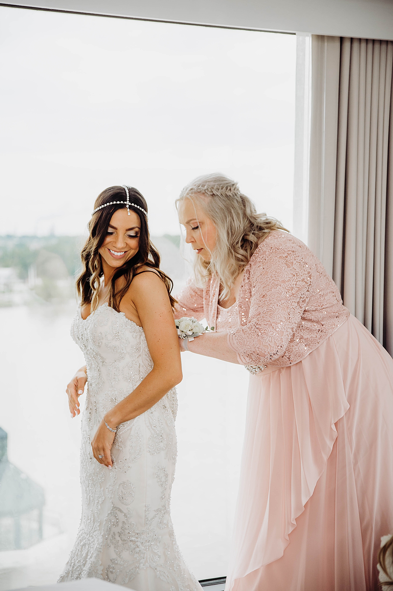 bride prepares with mother at The Renaissance Hotel in Toledo OH